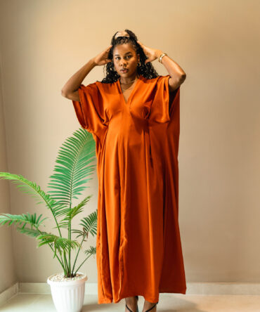 Découvrez la MINAH-DRESS ORANGE : Élégance et Confort au Quotidien