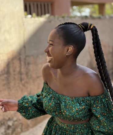 AFRIKANA Boucles d'Oreilles : L'Élégance du Continent avec un Design Afrique Suspendu